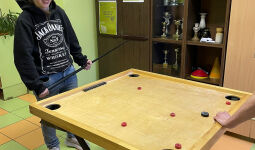 Sacensības novusā jaunietēm