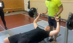 Sacensības svara stieņa spiešanā guļus Jēkabpilī