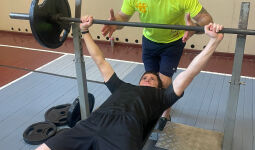 Sacensības svara stieņa spiešanā guļus Jēkabpilī