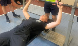 Sacensības svara stieņa spiešanā guļus Jēkabpilī