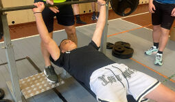 Sacensības svara stieņa spiešanā guļus Jēkabpilī