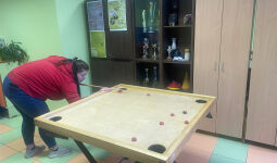 Sacensības novusā jaunietēm