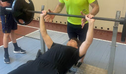 Sacensības svara stieņa spiešanā guļus Jēkabpilī