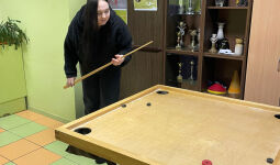 Sacensības novusā jaunietēm