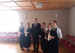 Viesnīcu pakalpojumu audzēknes 4.maija svinīgajā pieņemšanā